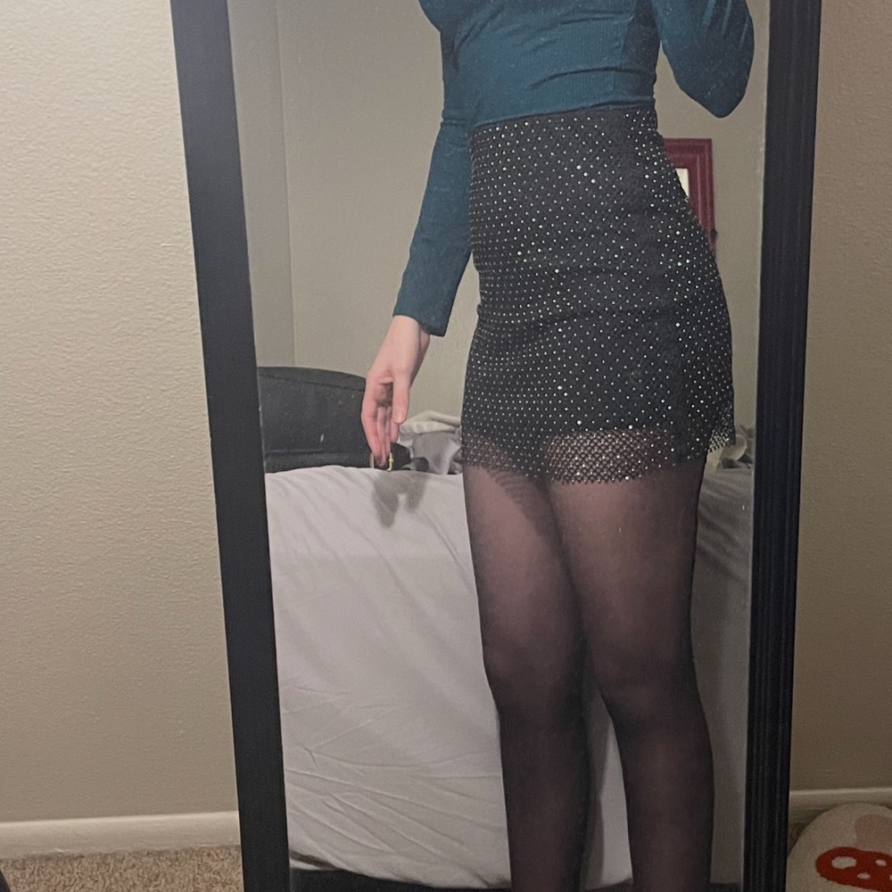 Elegant Black Mesh Skirt - Picture 3 of 3